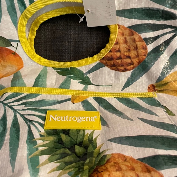 Neutrogena Cooler Bag - Picture 3 of 4